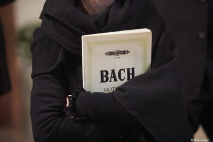 Sängerin hält Noten von Bach
